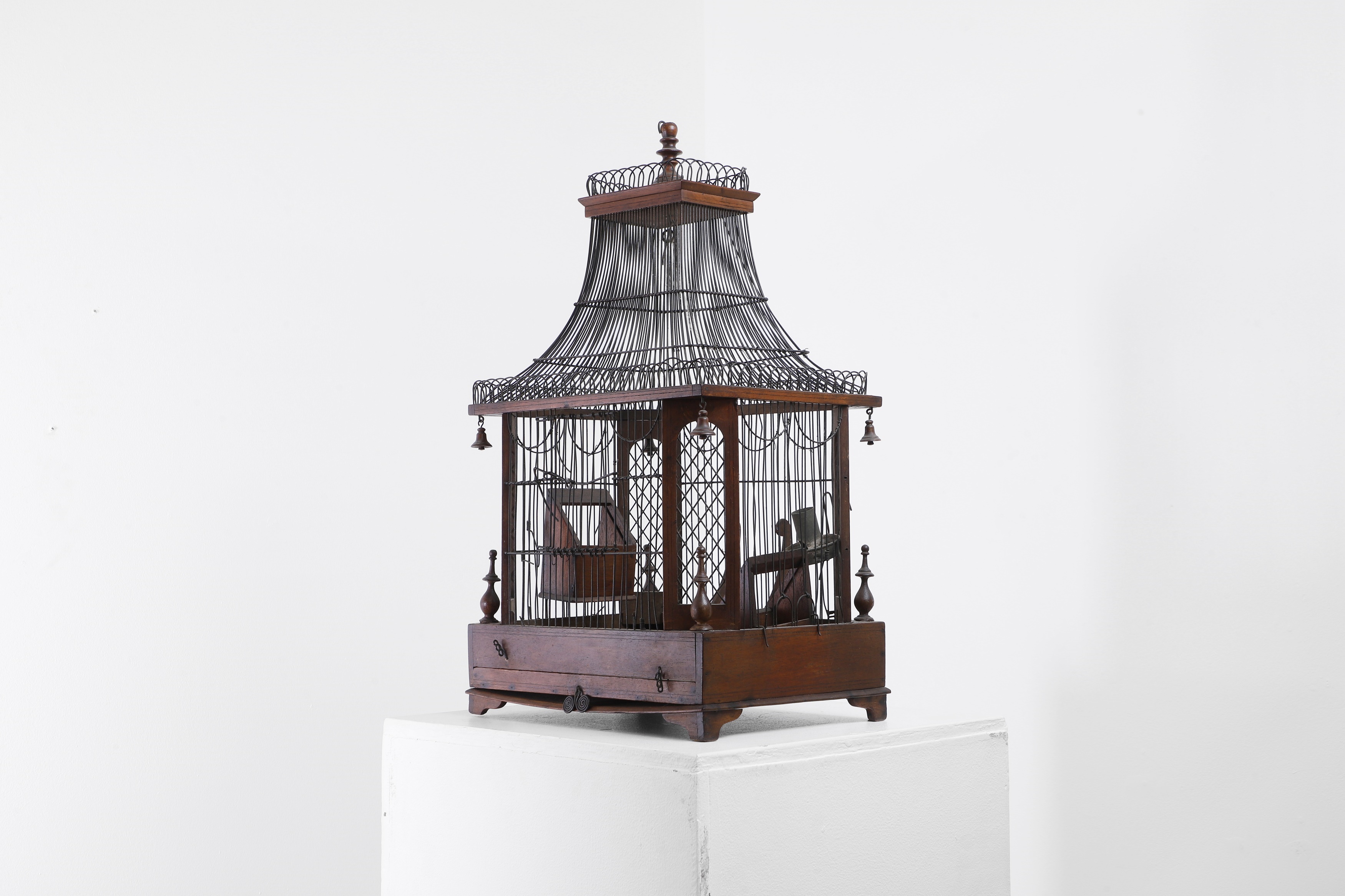 A George III chinoiserie birdcage (£1,500-2,500)